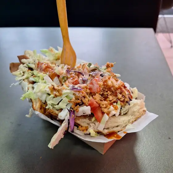 Kebab w bułce z surówką