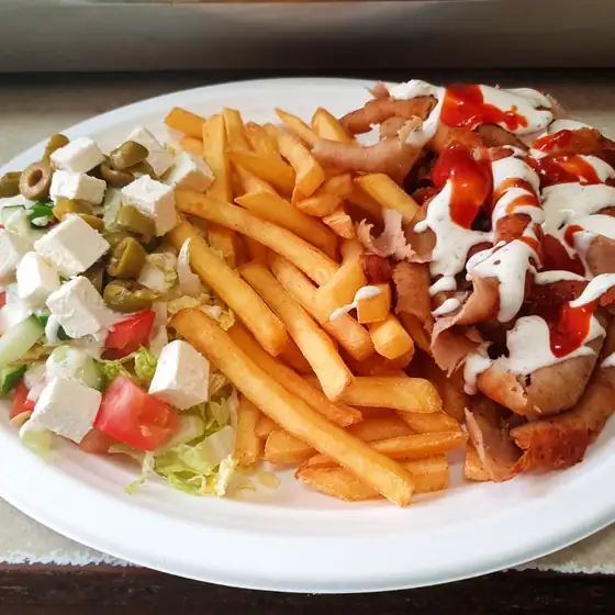 Kebab na talerzu z frytkami i surówką