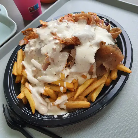 Tacka z kebabem i frytkami